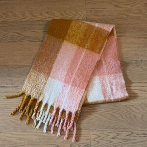 Great condition LOFT scarf